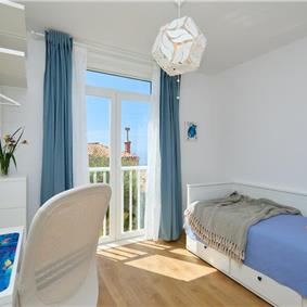 3 Bedroom Apartment with 2 Balconies near Dubrovnik Old Town, Sleeps 5-6